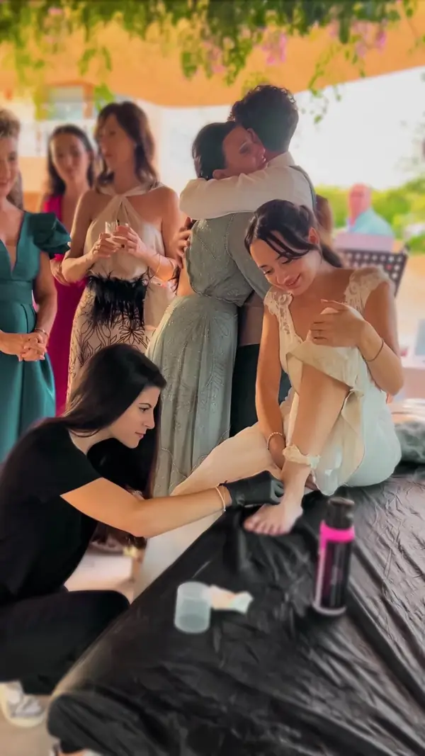 Tatuaje en el pie de una novia durante su boda